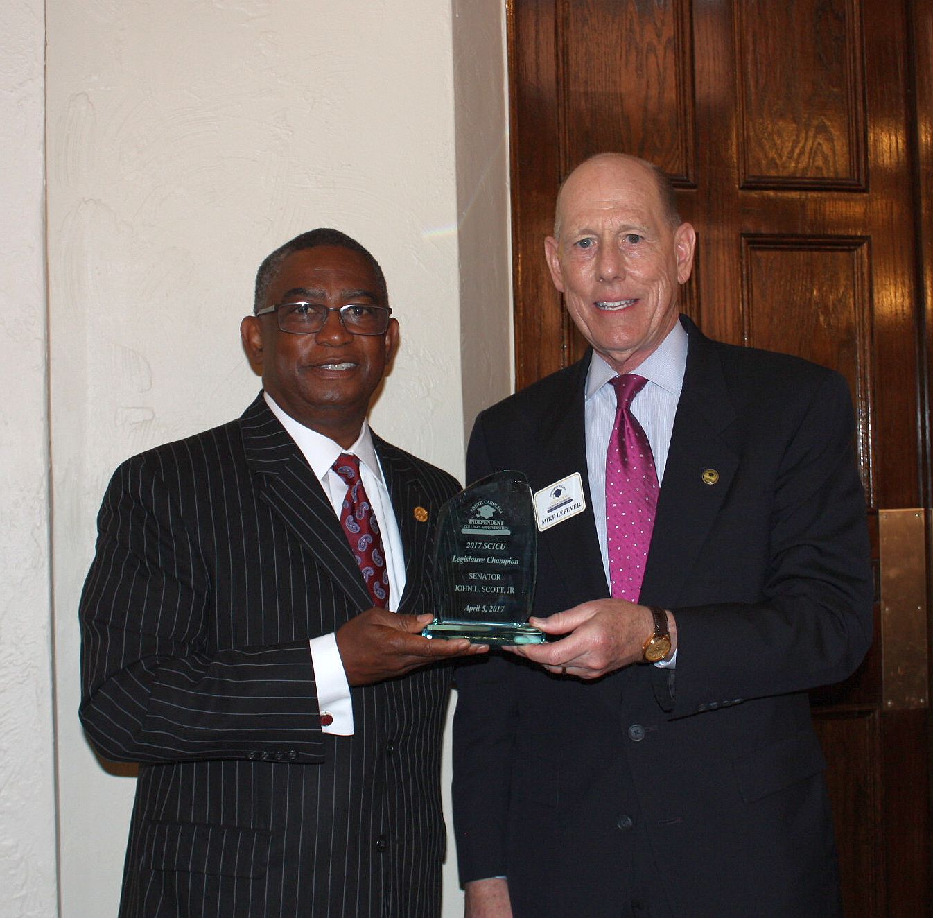 Sen. John L. Scott, Jr. (L) is presented with the SCICU 2017 Legislative Champion Award by SCICU President Mike LeFever (R).