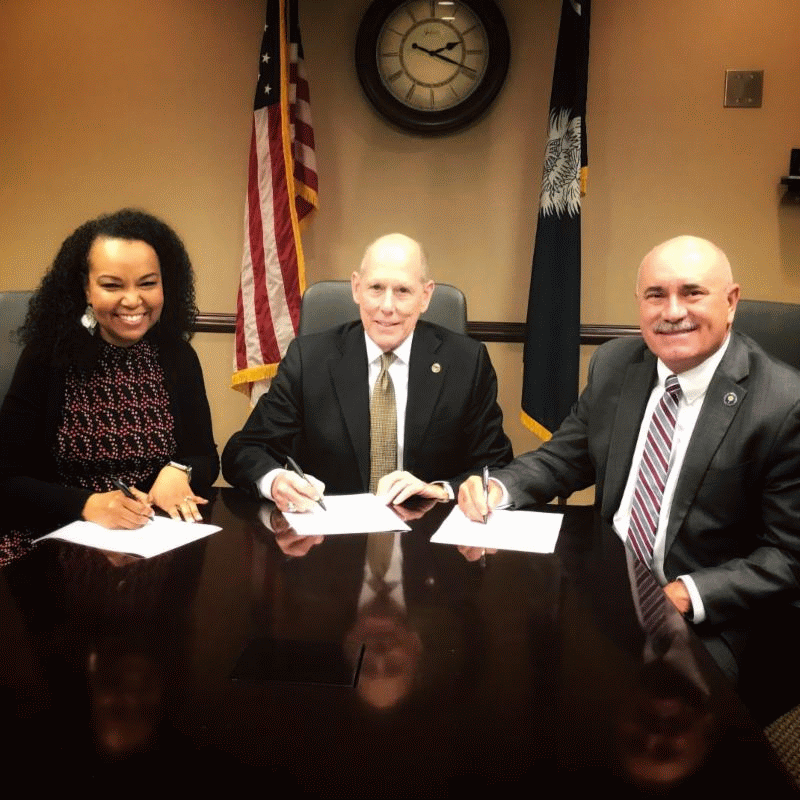 Dr. Hope Wheeler (Executive Vice President, SCTCS), Mike LeFever (President & CEO, SCICU), and Dr. Tim Hardee (President, SCTCS) sign a memorandum of understanding for transfer and articulation on April 9, 2018.